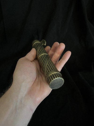 The fasces held horizontally in a palm to show the flat bottom base.