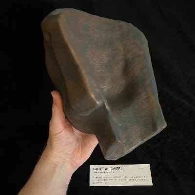 Handler holding the exterior side profile to exhibit the rough edge boundary.