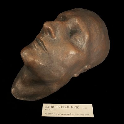 Three-quarter left facial profile of the Antommarchi-type Napoleon death mask reproduction.