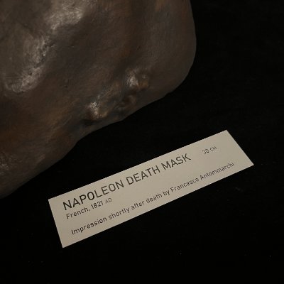 Detail of the museum display tag attributing the original 1821 impression to Antommarchi.