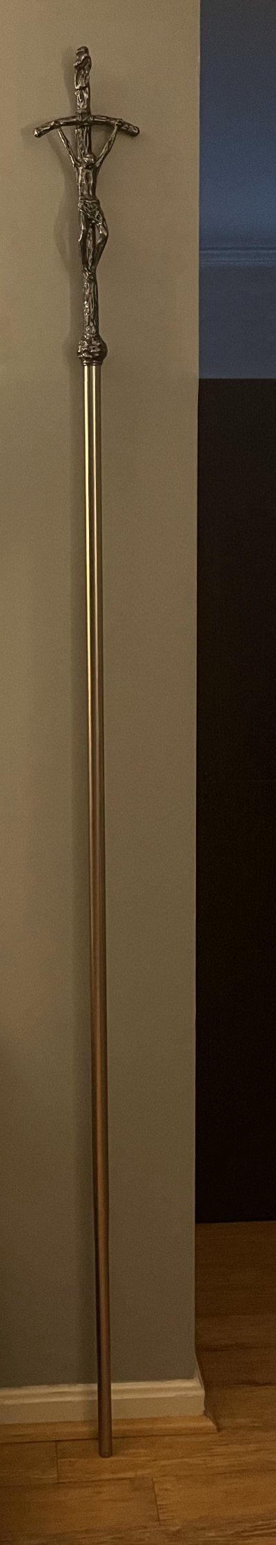 Full-length display of the completed ferula replica mounted on a tall presentation staff.