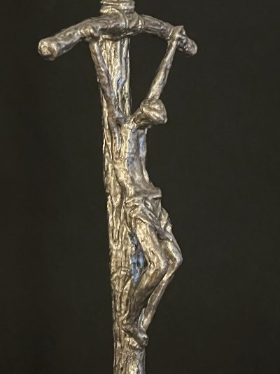 Detailed view of the upper crossbeam and corpus exhibiting a textured metallic finish.