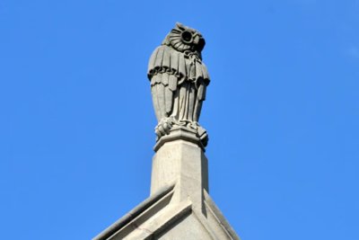 Photo of the owl atop the Yale Law School Library